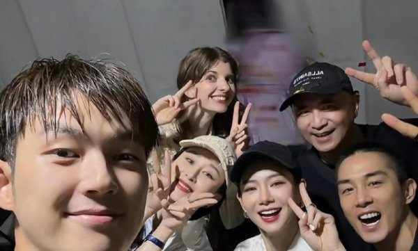 海龟网 聂远老婆38岁生日，夫妻贴脸亲吻秀恩爱，11岁女儿搭档韩庚很有范